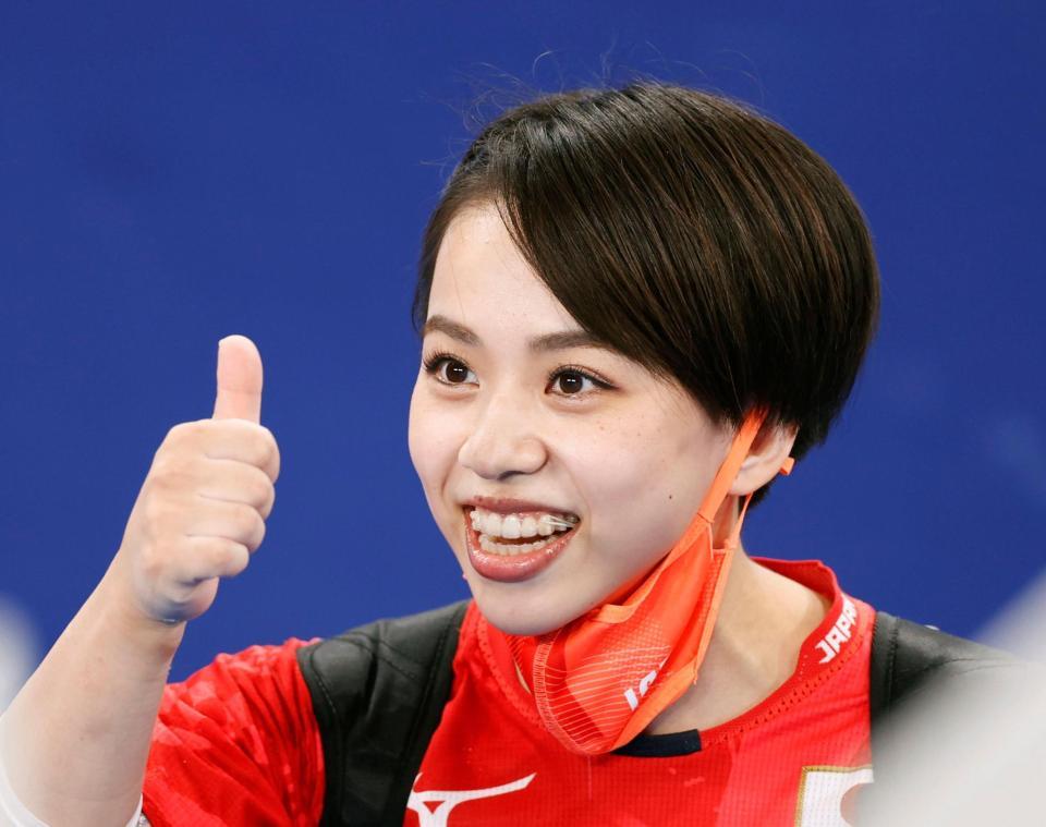 女子個人総合決勝を終え、笑顔を見せる村上茉愛＝有明体操競技場