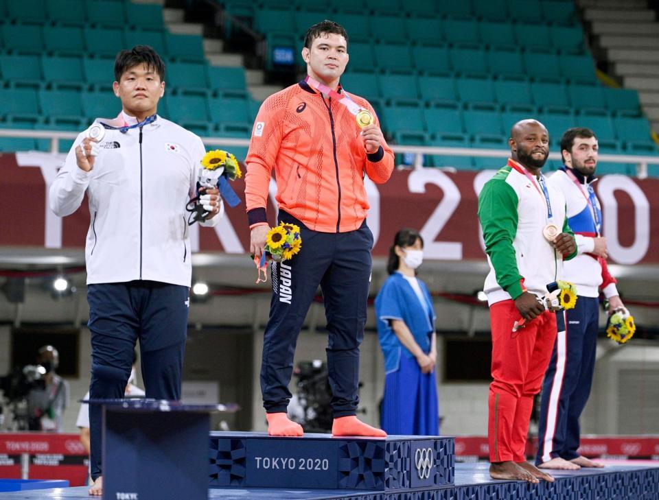 　男子１００キロ級で優勝し、金メダルを手にするウルフ・アロン（左から２人目）＝日本武道館