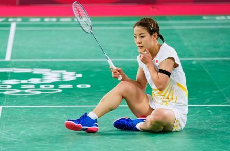 　女子シングルス準々決勝　中国選手にポイントを奪われ座り込む奥原希望＝武蔵野の森総合スポーツプラザ