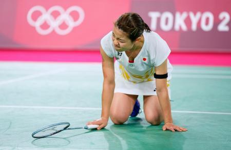 　女子シングルス準々決勝　中国選手にポイントを奪われ悔しそうな奥原希望＝武蔵野の森総合スポーツプラザ