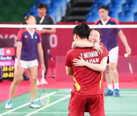 　３位決定戦に勝利して渡辺勇大（手前）と喜び合う東野有紗（撮影・堀内翔）