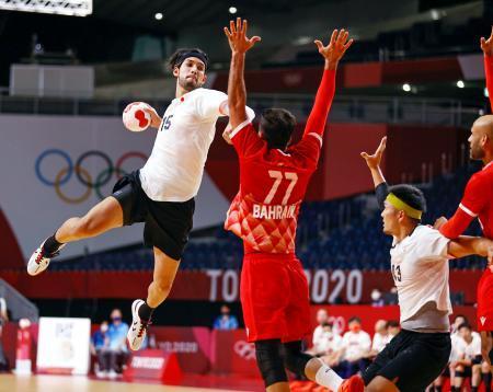 　日本-バーレーン　前半、部井久がシュートを決める＝国立代々木競技場