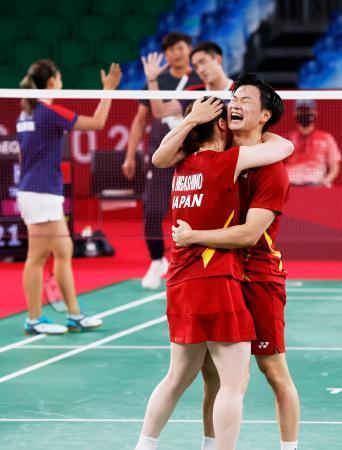 　混合ダブルス３位決定戦で香港ペアに勝利し銅メダルを獲得、抱き合って喜ぶ渡辺勇大（右）、東野有紗組＝武蔵野の森総合スポーツプラザ