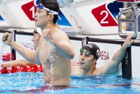 　男子２００メートル個人メドレーで４位に終わった瀬戸大也。左手前は優勝した中国の汪順＝東京アクアティクスセンター