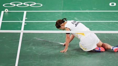 　女子シングルス準々決勝　中国選手にポイントを奪われ座り込む奥原希望＝武蔵野の森総合スポーツプラザ