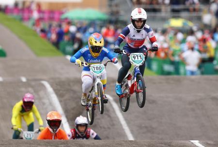 　自転車ＢＭＸレース女子決勝で、パホン（左）と競り合うシュリーバー＝３０日、有明アーバンスポーツパーク（ゲッティ＝共同）