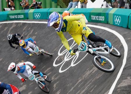 　女子ＢＭＸレース　準決勝で走るオーストラリアの榊原爽（右端）＝有明アーバンスポーツパーク