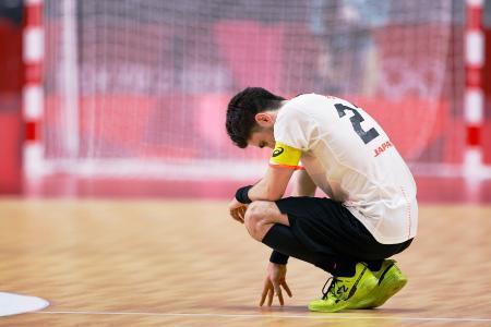 　バーレーンに敗れ、しゃがみ込む土井＝国立代々木競技場