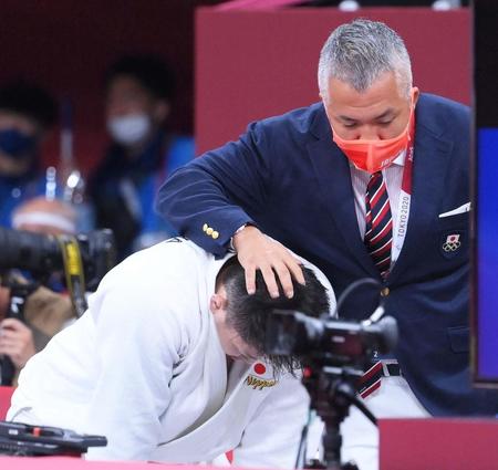 　準決勝で敗れて鈴木桂治コーチから声をかけられる原沢久喜（左）＝撮影・堀内翔