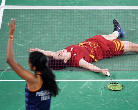 　女子シングルス準々決勝　インド選手（手前）にポイントを奪われた山口茜＝武蔵野の森総合スポーツプラザ
