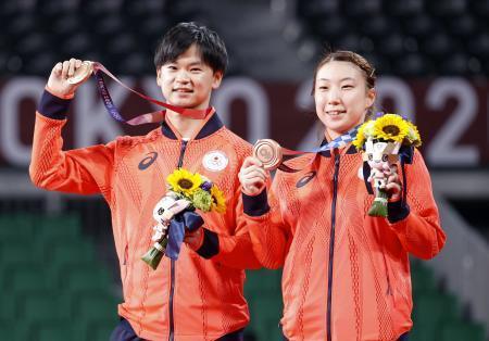 　混合ダブルスで獲得した銅メダルを掲げる渡辺勇大（左）、東野有紗組＝武蔵野の森総合スポーツプラザ