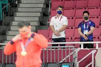 男子１００キロ級で金メダルを獲得したウルフ・アロンの表彰式を見つめる井上康生監督（奥左）＝日本武道館
