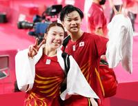 　銅メダルを獲得してピースをする東野有紗（左）渡辺勇大（撮影・堀内翔）