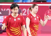 　第２セット、得点が決まりガッツポーズをする渡辺勇大（左）と東野有紗（撮影・堀内翔）