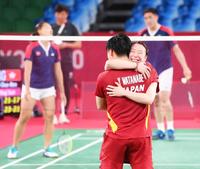 　３位決定戦に勝利して渡辺勇大（手前）と喜び合う東野有紗（撮影・堀内翔）