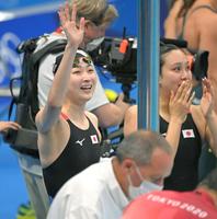 レース後、スタンドに向かって手を振る池江璃花子（左）＝撮影・高部洋祐