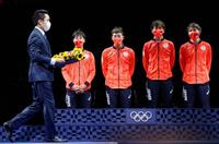 　男子エペ団体の表彰式に臨む（左から）日本フェンシング協会の太田雄貴前会長、加納虹輝、見延和靖、宇山賢、山田優