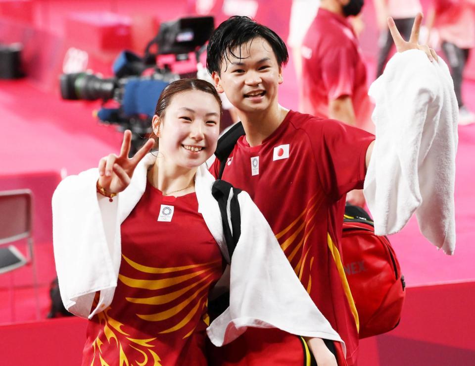 　銅メダルを獲得してピースをする東野有紗（左）渡辺勇大（撮影・堀内翔）