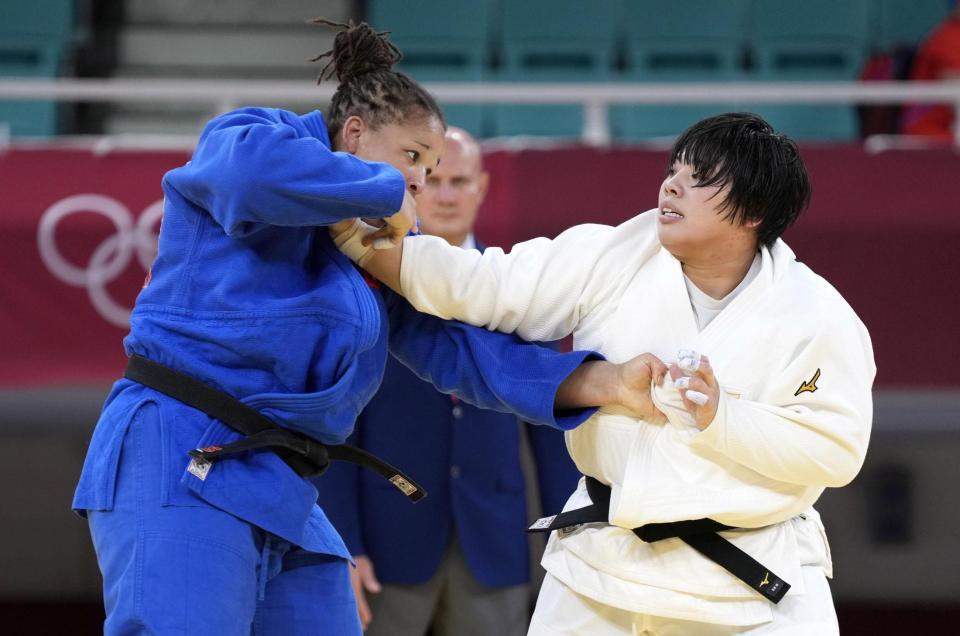 　トルコ選手（左）と対戦する素根輝＝日本武道館