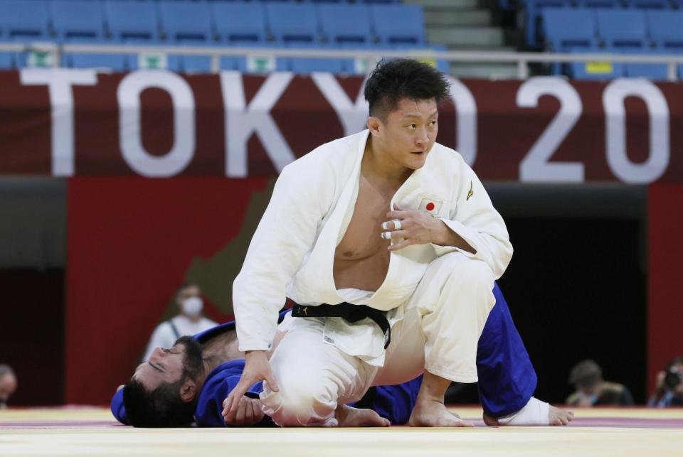　ウクライナ選手（奥）に一本勝ちした原沢久喜＝日本武道館