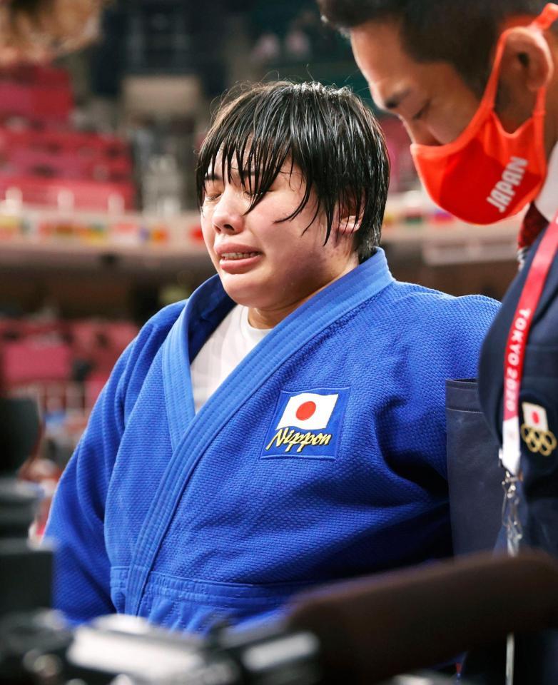 　女子78キロ超級で初優勝し、感極まる素根輝＝日本武道館