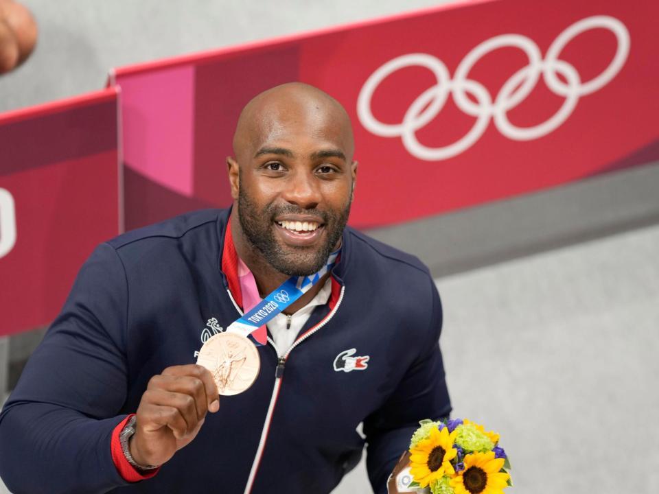 　銅メダルを手に笑顔の男子１００キロ超級のテディ・リネール＝日本武道館