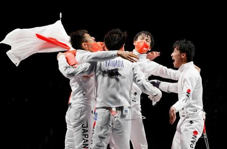 　男子エペ団体で優勝を果たし、抱き合って喜ぶ（左から）見延和靖、山田優、宇山賢、加納虹輝の日本チーム