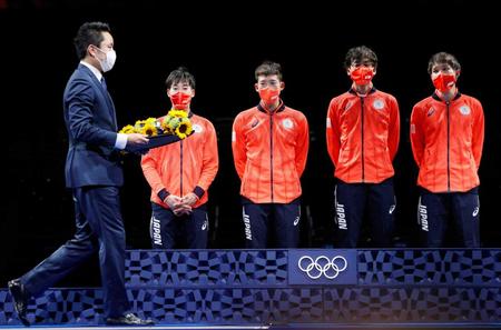 　男子エペ団体の表彰式に臨む（左から）日本フェンシング協会の太田前会長、加納、見延、宇山、山田
