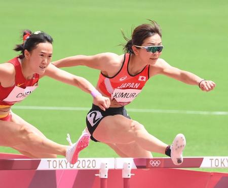 　女子１００メートル障害予選を走る木村文子（撮影・堀内翔）