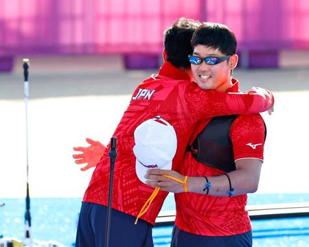 　３位決定戦に勝利し銅メダルを獲得、コーチ（左）と喜ぶ古川高晴