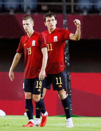 　延長前半、チーム３点目となるＰＫを決め、ガッツポーズするスペインのオヤルサバル（右）