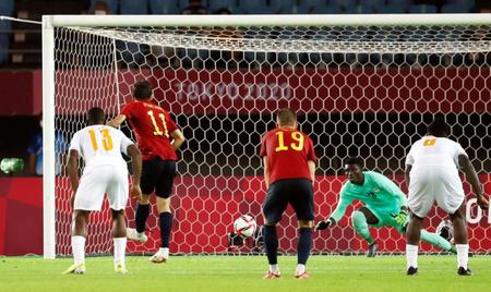 　延長前半、チーム３点目となるＰＫを決めるスペインのオヤルサバル（左から２人目）。ＧＫイラ