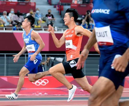 　男子１００メートル予選で１０秒２２の１組６着となり、敗退した多田修平（右）＝国立競技場