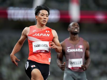 　男子１００メートル予選　１０秒１５の３組４着でゴールした山県亮太（左）。準決勝進出を逃した＝国立競技場