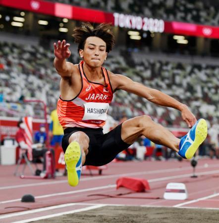 　男子走り幅跳び予選　８メートル１７をマークした橋岡優輝の１回目＝国立競技場