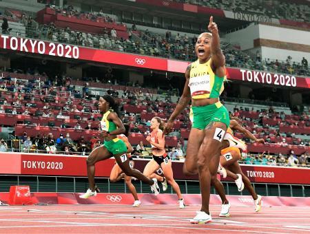 　女子１００メートル決勝　１０秒６１の五輪新で優勝し、喜ぶジャマイカのエレーン・トンプソンヘラ（右手前）＝国立競技場