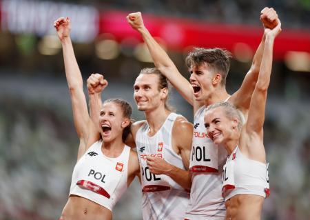 　新種目の混合１６００メートルリレーで優勝し、喜ぶポーランドの選手たち＝国立競技場