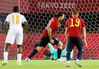 　延長前半、チーム３点目となるＰＫを決め、駆けだすスペインのオヤルサバル（中央）。ＧＫイラ