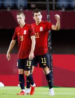 　延長前半、チーム３点目となるＰＫを決め、ガッツポーズするスペインのオヤルサバル（右）