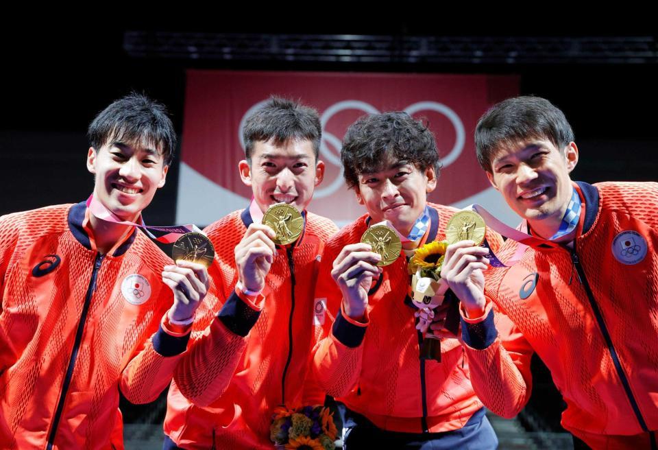 　男子エペ団体で日本フェンシング界初の金メダルを獲得した（左から）加納虹輝、見延和靖、宇山賢、山田優の日本チーム