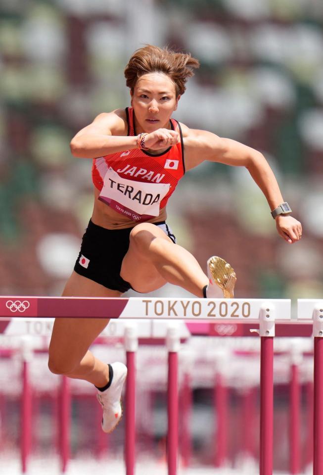 女子１００メートル障害予選　力走する寺田明日香＝国立競技場