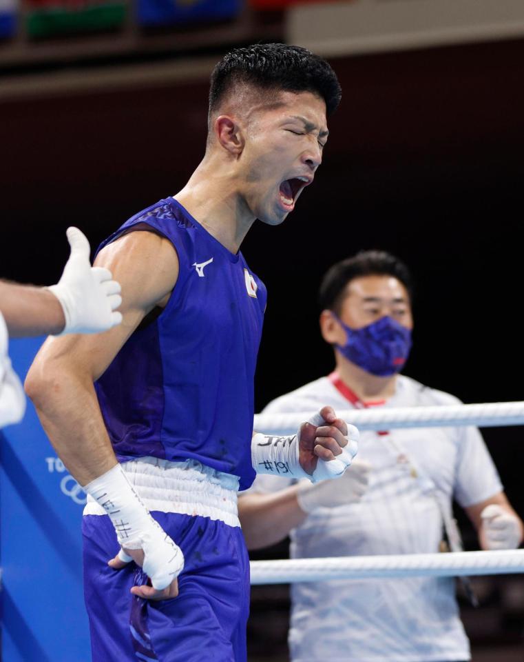 男子フライ級２回戦で中国選手に勝利し、叫ぶ田中亮明＝両国国技館