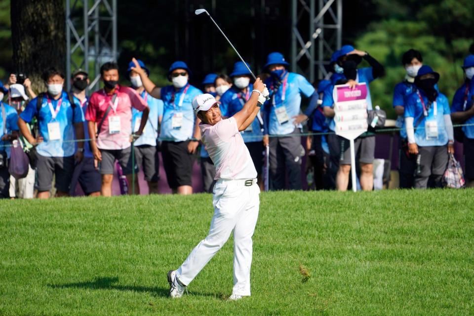 　１８番で第２打を放つ松山英樹