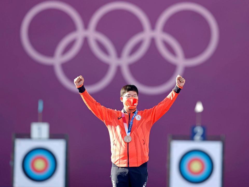 　男子個人で獲得した銅メダルを胸に笑顔の古川高晴