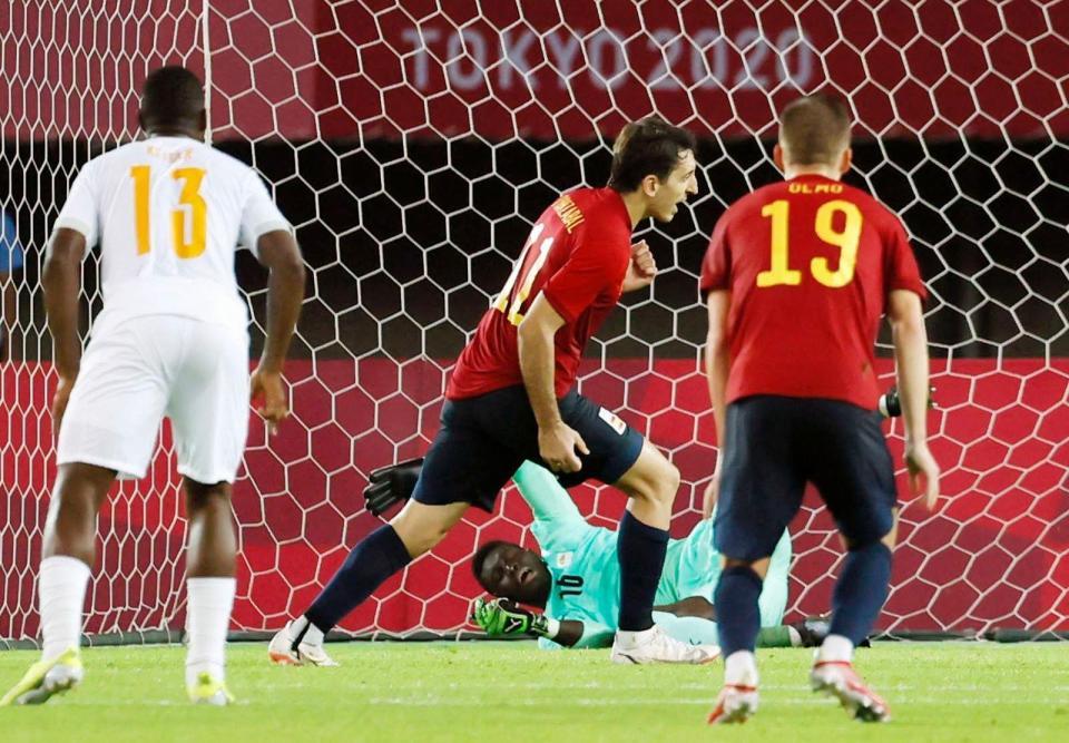 　延長前半、チーム３点目となるＰＫを決め、駆けだすスペインのオヤルサバル（中央）。ＧＫイラ