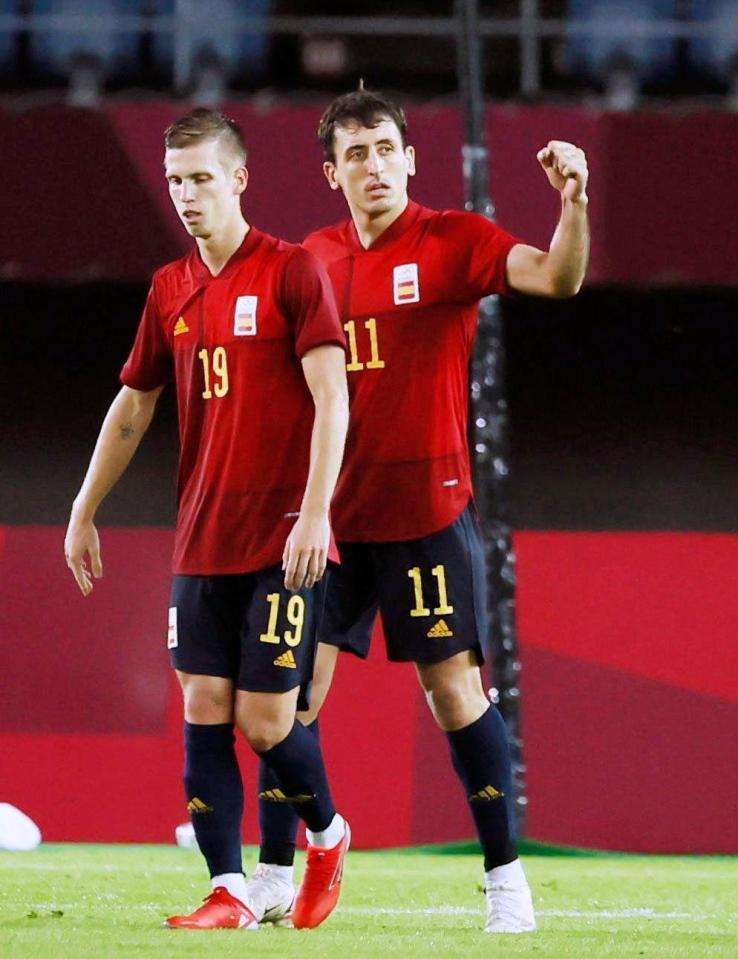 　延長前半、チーム３点目となるＰＫを決め、ガッツポーズするスペインのオヤルサバル（右）