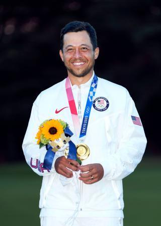 　男子ゴルフで優勝し、金メダルを獲得した米国のザンダー・シャウフェレ＝霞ケ関ＣＣ