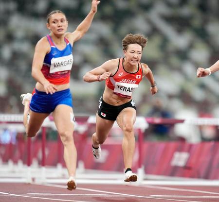 女子１００メートル障害準決勝　13秒06の１組６着でゴールする寺田明日香（右）＝国立競技場