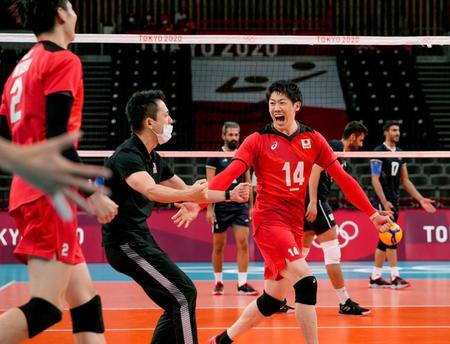 イランに勝利し、喜ぶ石川（14）ら日本＝有明アリーナ