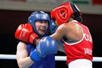 女子フライ級準々決勝　３回、コロンビア選手（右）を攻める並木月海＝両国国技館